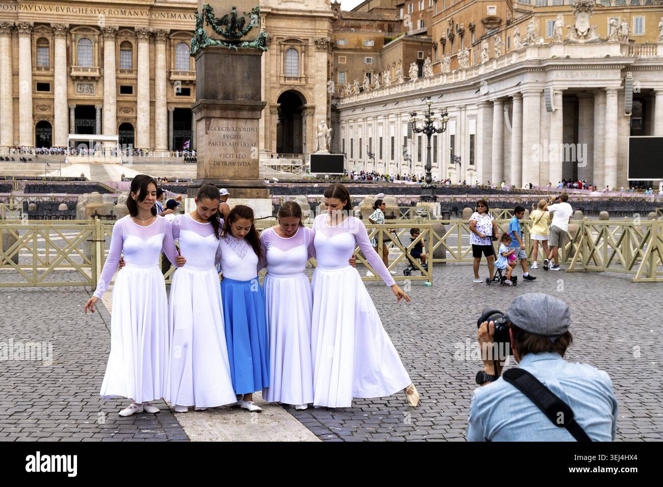 Roma - Lazio - Italia - 08-02-2025: Cinque giovani donne posano in abiti in Piazza San Pietro di fronte alla Basilica di San Pietro durante il giubileo della Gioventù Foto Stock