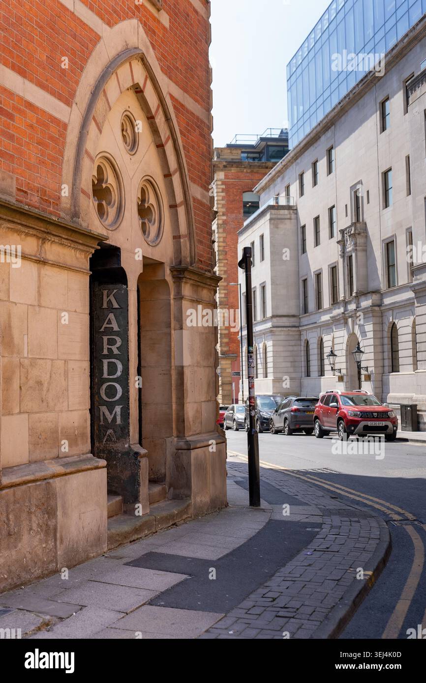 Il "segno fantasma" del caffè Karma su un edificio vicino ad Albert Square, Manchester Foto Stock