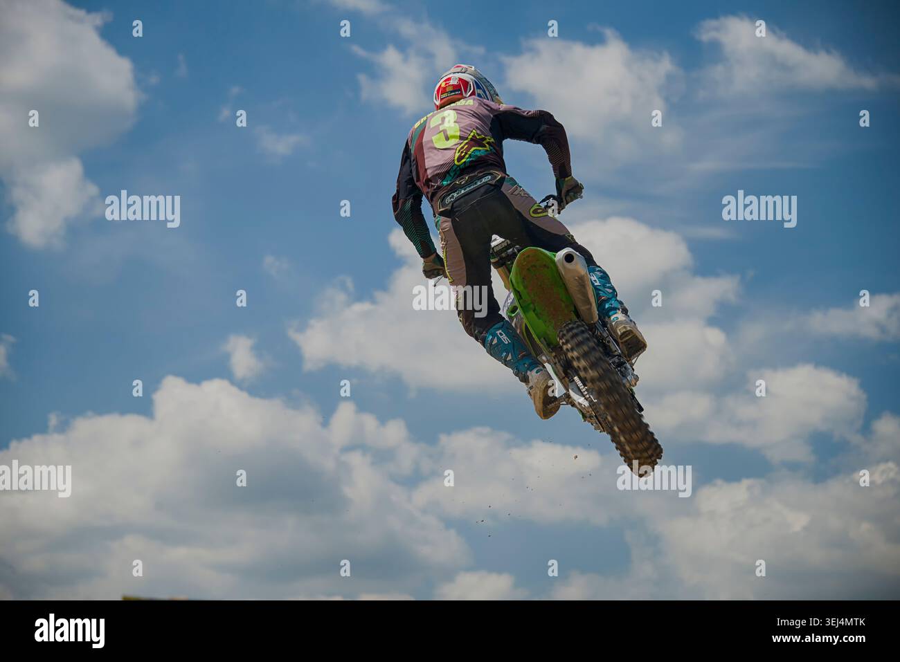 Leopoli, Ucraina - 24 maggio 2026: Un pilota non identificato su una motocicletta KTM supera la pista della Coppa Ucraina di Motocross sulla pista di Vshenberg nelle vicinanze Foto Stock