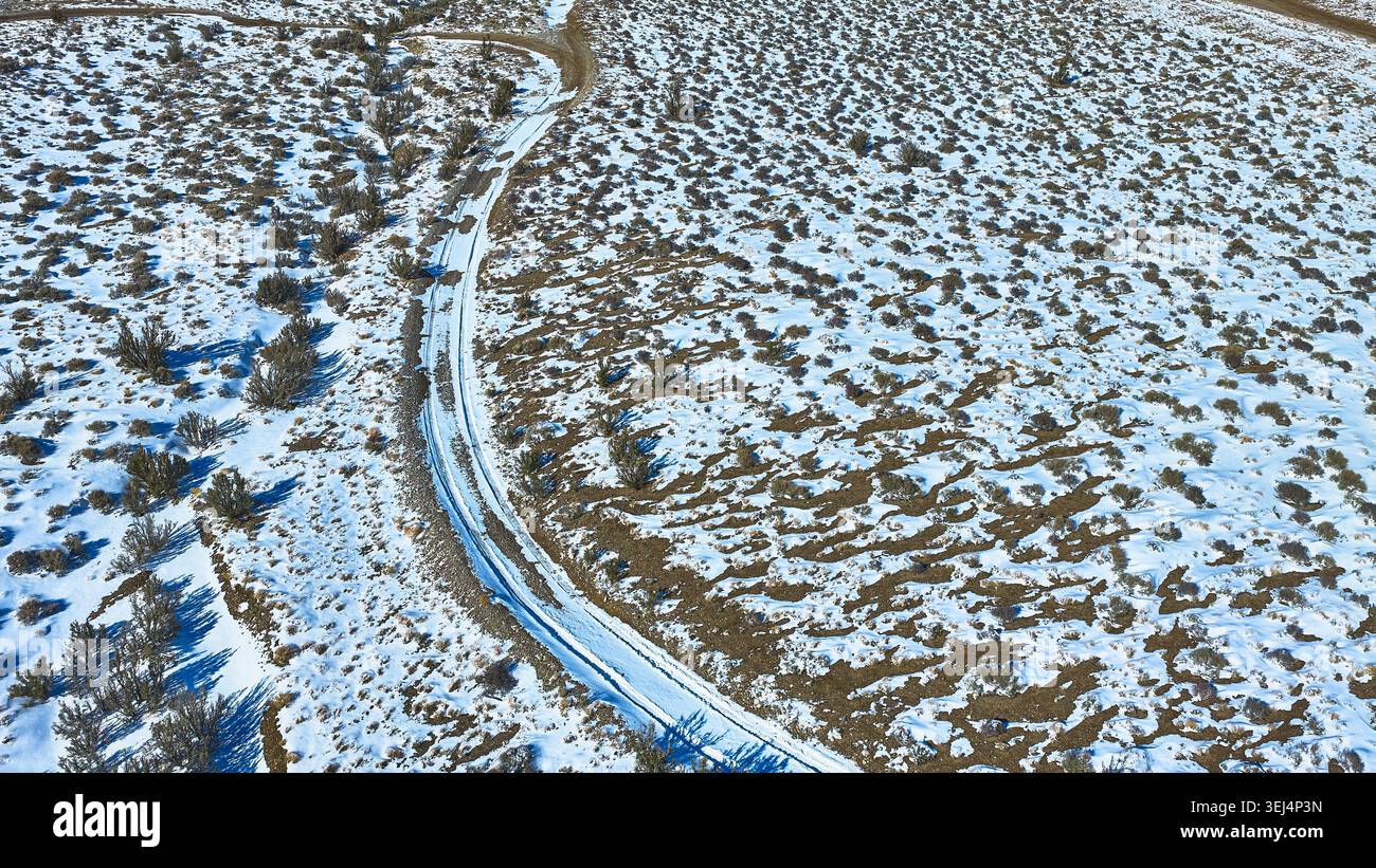 Aerial Snow Covered Desert Road e Winter Landscape in Nevada Foto Stock