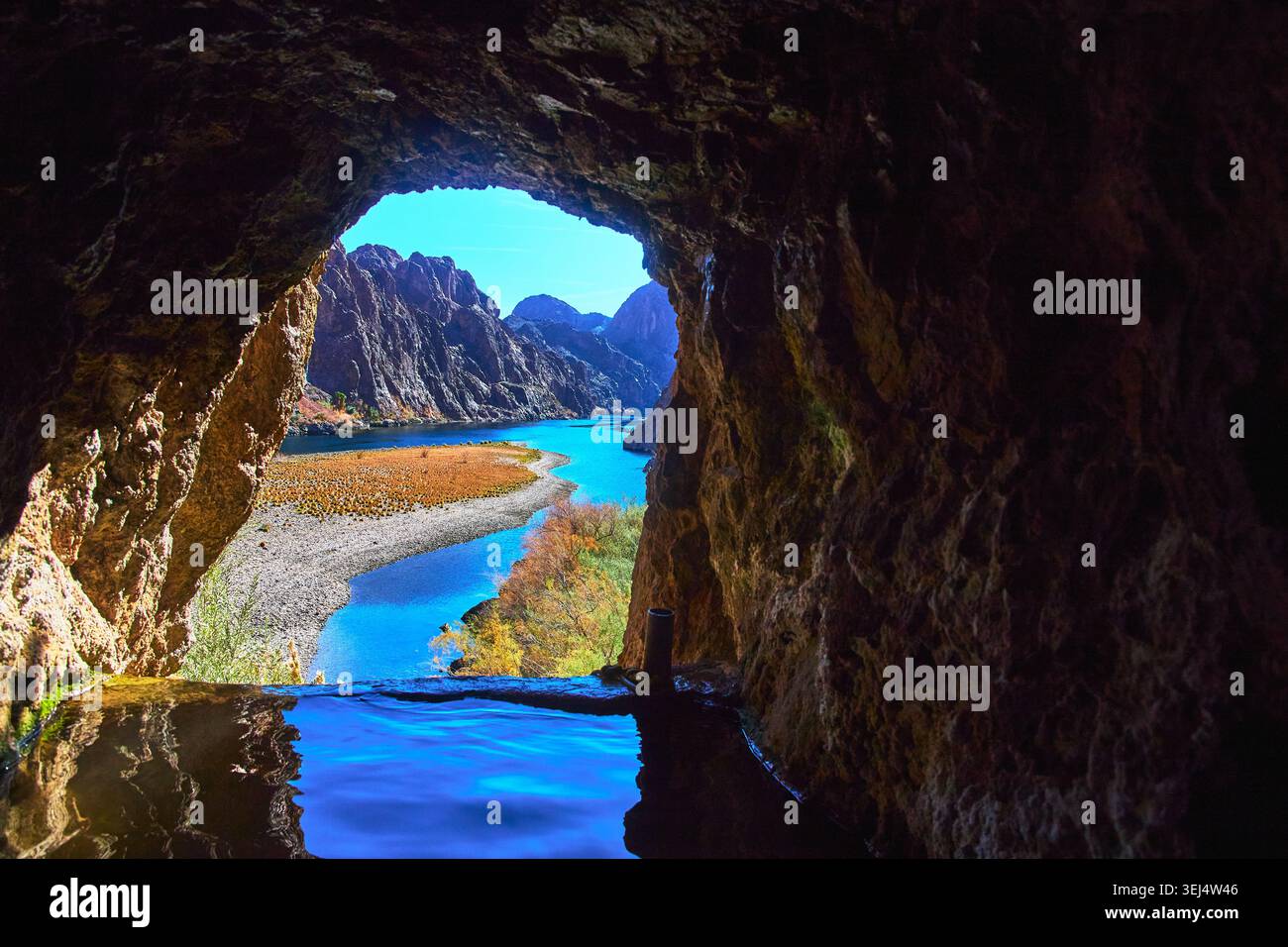 Vista sulla grotta della piscina termale di Goldstrike e del paesaggio del fiume Desert Foto Stock
