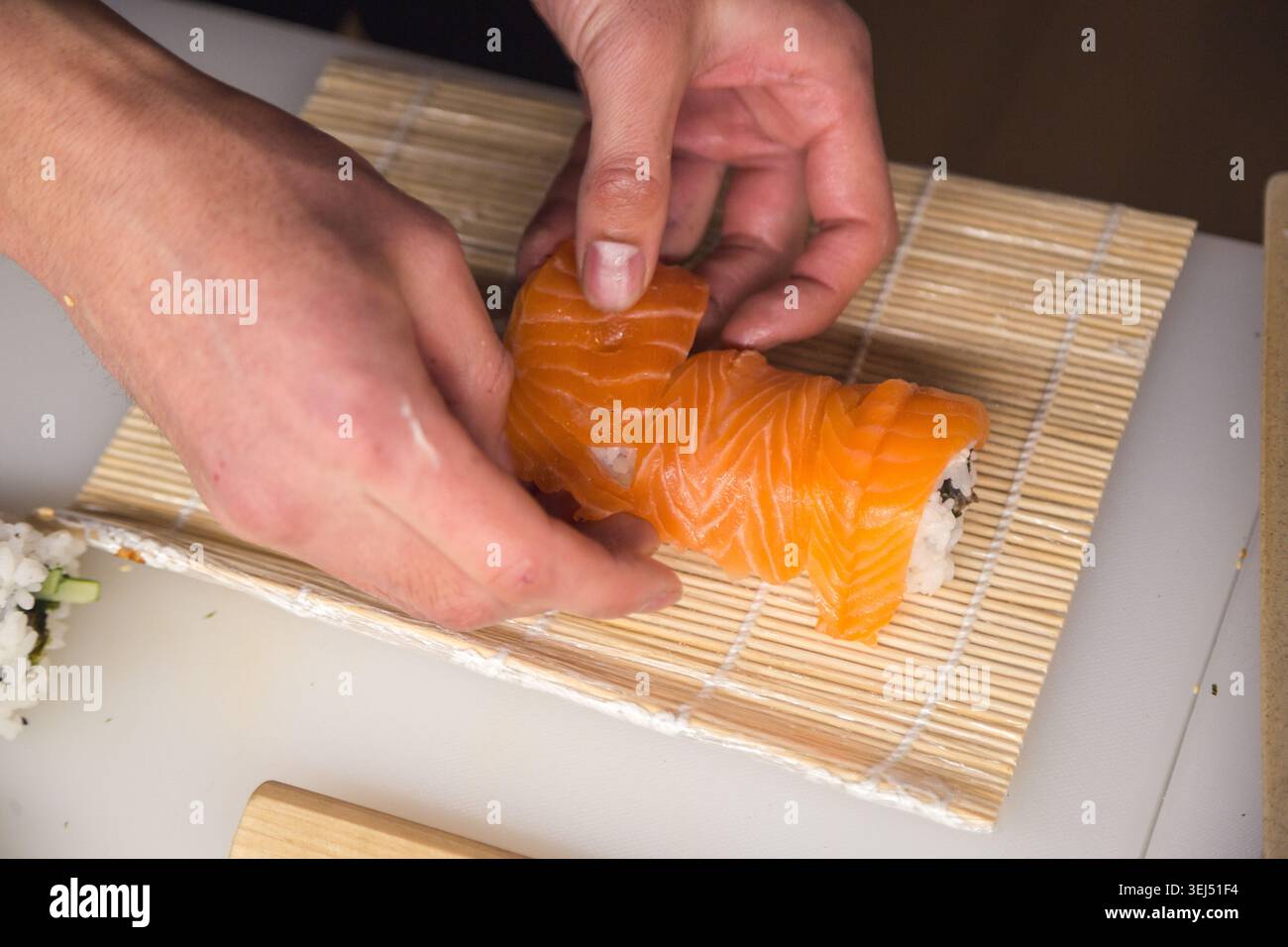 Lo chef prepara il sushi Roll al salmone Foto Stock