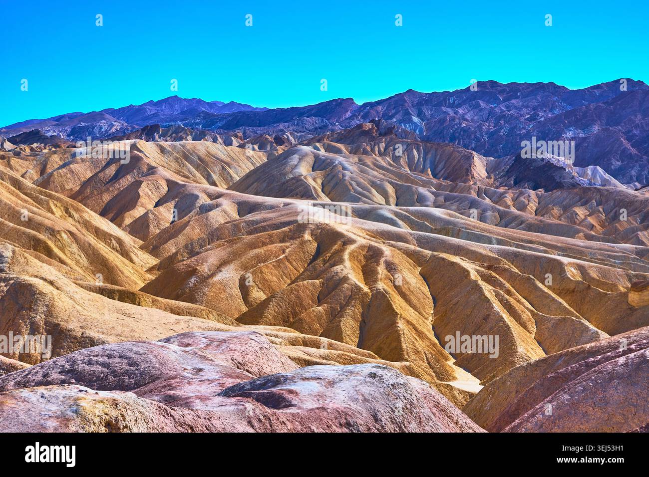 Zabriskie Point ha eroso le Badlands e le colorate Desert Hills sotto il cielo blu Foto Stock