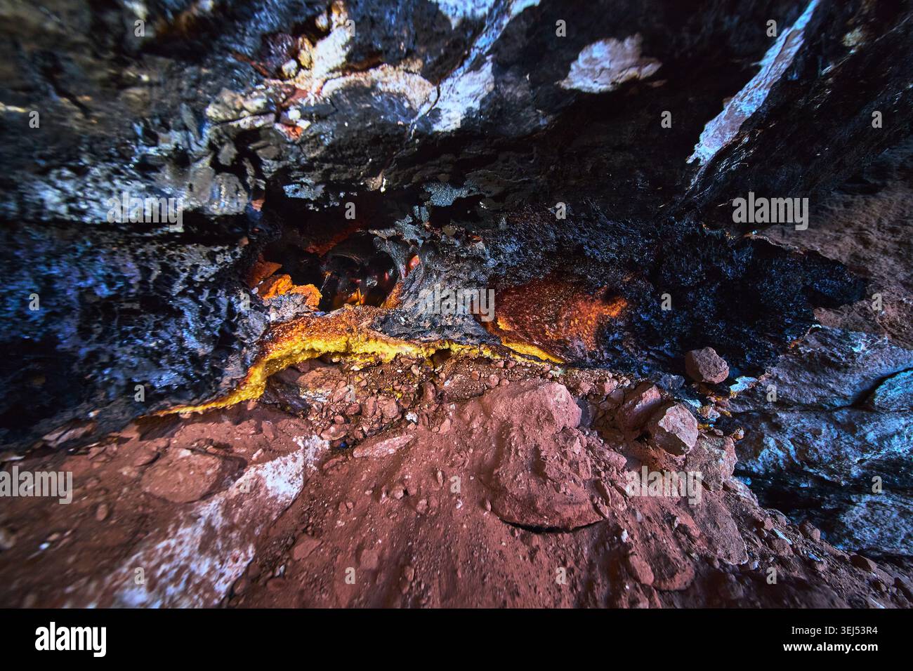Cave Mineral Deposito e Red Desert Floor texture nelle Nevada Desert Hills Foto Stock
