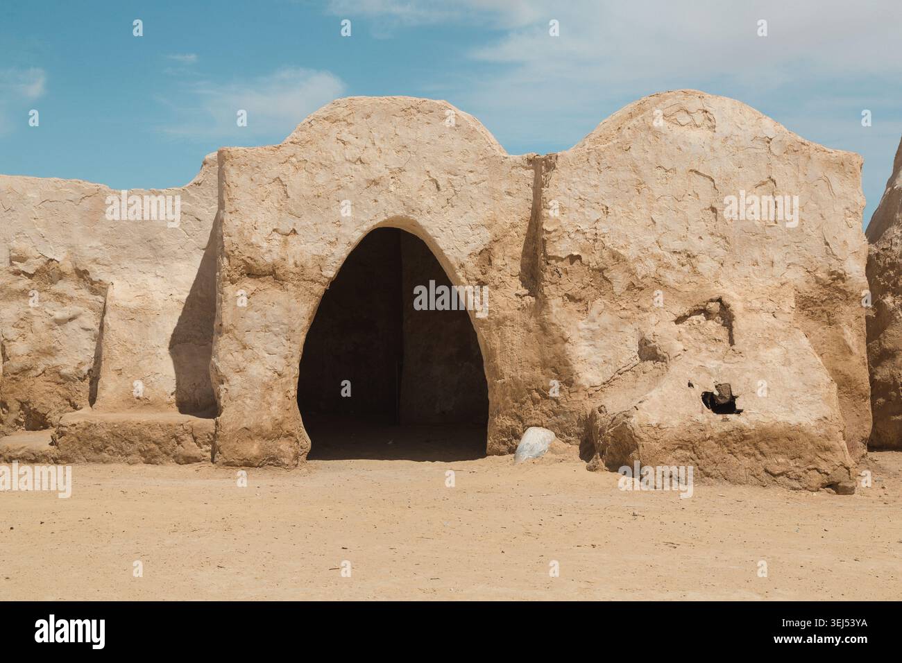 Antica struttura in mattoni di fango nelle dune del deserto Foto Stock