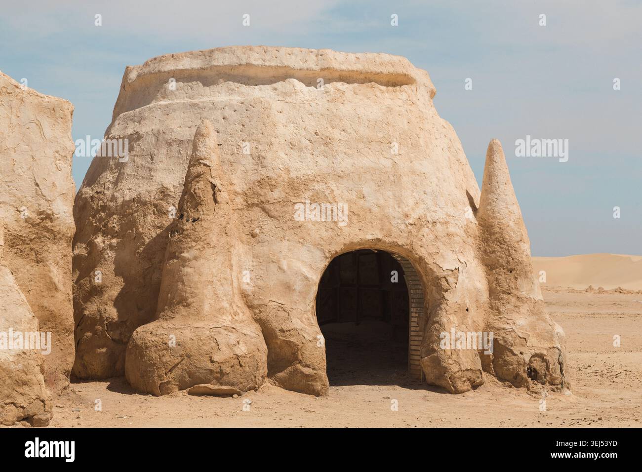 Antica struttura in mattoni di fango nelle dune del deserto Foto Stock