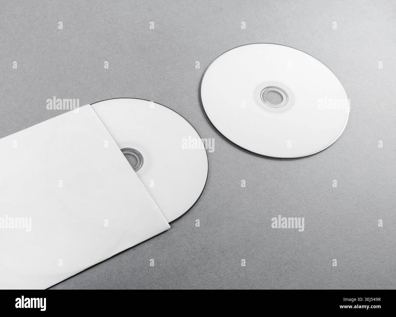 Disco compatto vuoto su sfondo grigio. CD con busta. Modello per l'identità di branding Foto Stock