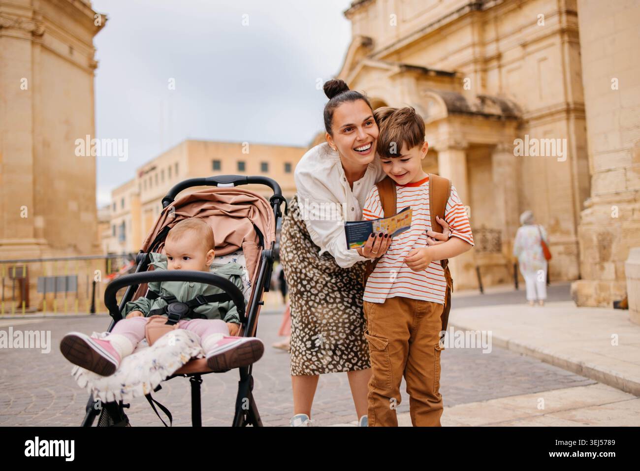Passeggiata giocosa per le strade storiche Foto Stock
