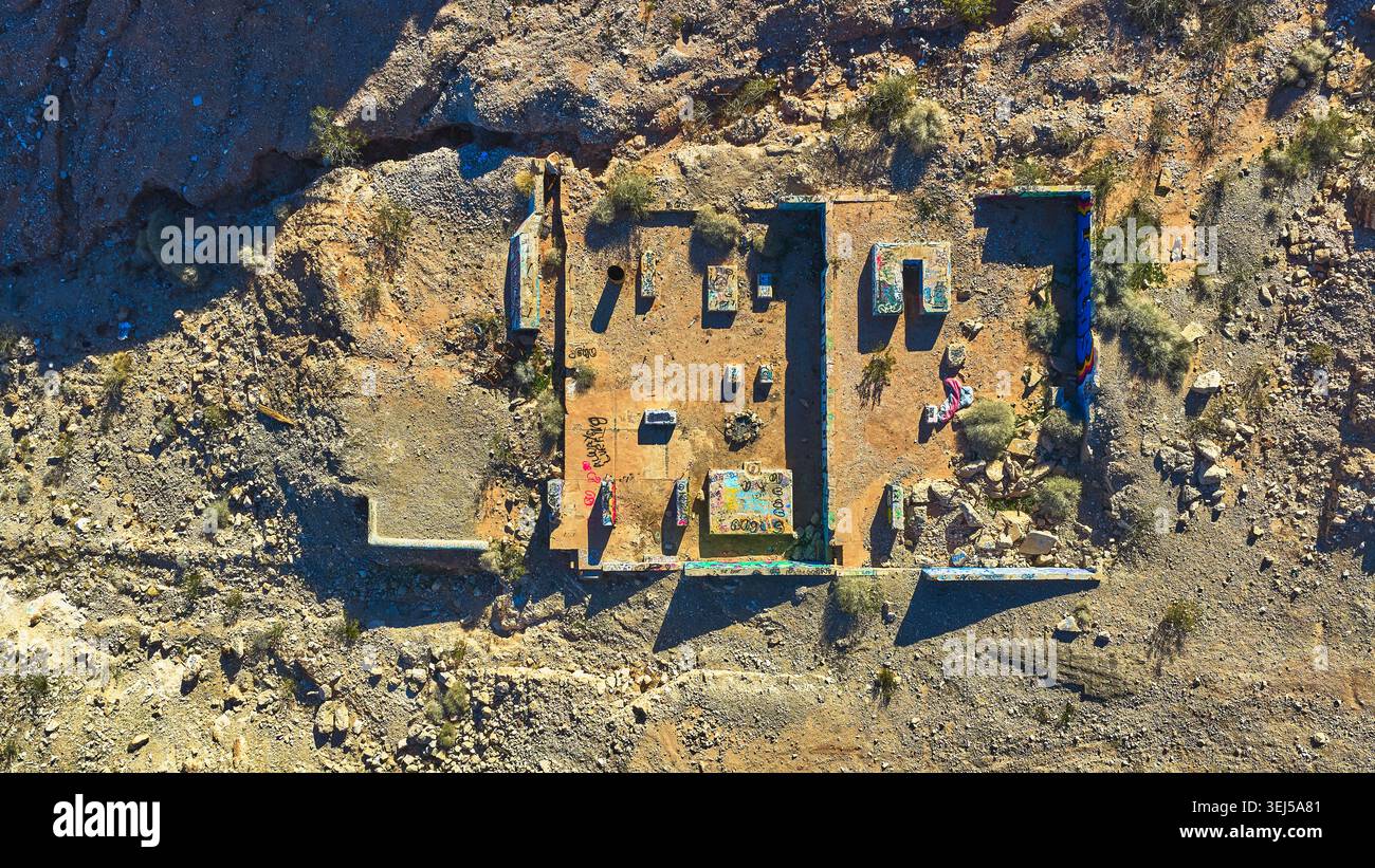 Struttura aerea abbandonata Desert Hills e Graffiti Ruins dall'alto verso il basso Foto Stock