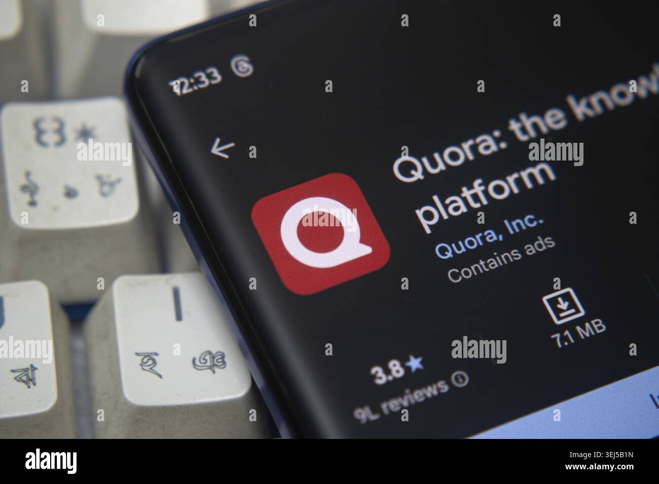 Dacca, Bangladesh, 07 anni. Dezember 2025: Quora-App, Anwendung oder software, geoeffnet im Google Play Store auf dem Bildschirm eines smartphone, Mobilt Foto Stock
