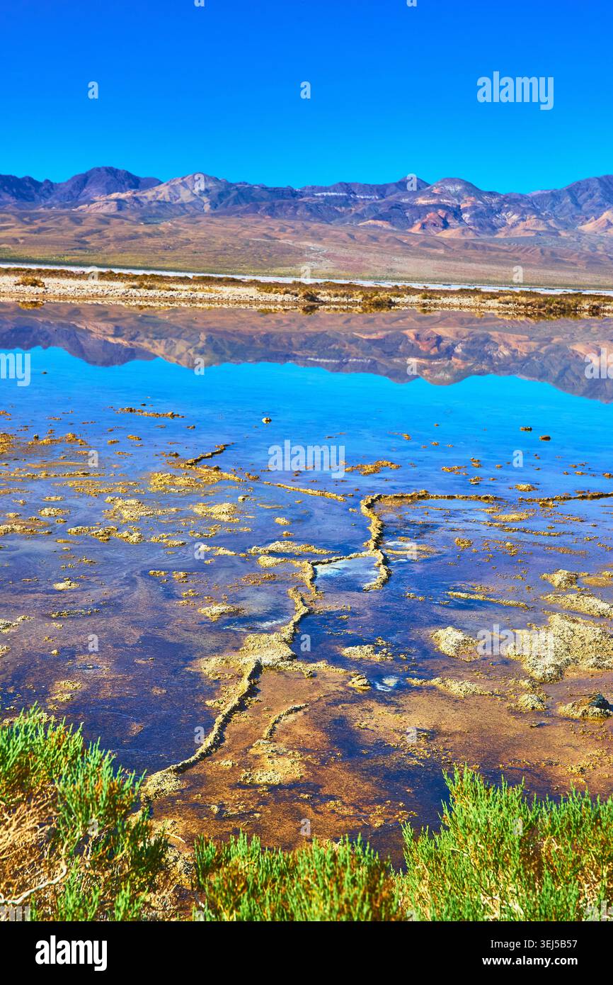 Badwater Basin Salt Flats Reflection e Mountains Under Clear Blue Sky Foto Stock