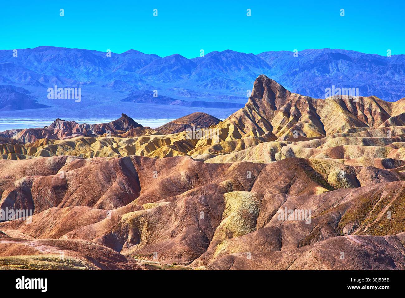 Zabriskie Point ha eroso le Badlands con le colorate Desert Hills e le lontane montagne Foto Stock