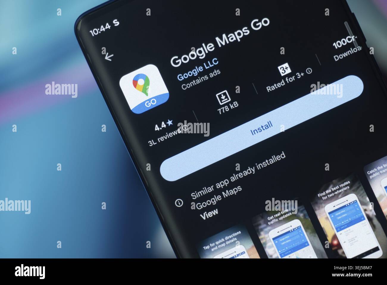 Dacca, Bangladesh, 26 anni. Dezember 2025: Die Google Maps Go App aus dem Google PlayStore wird auf einem smartphone-Bildschirm angezeigt Foto Stock