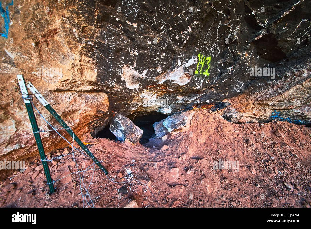 Ingresso alla grotta Desert Hills Graffiti e Barbed Wire Barrier in Nevada Foto Stock