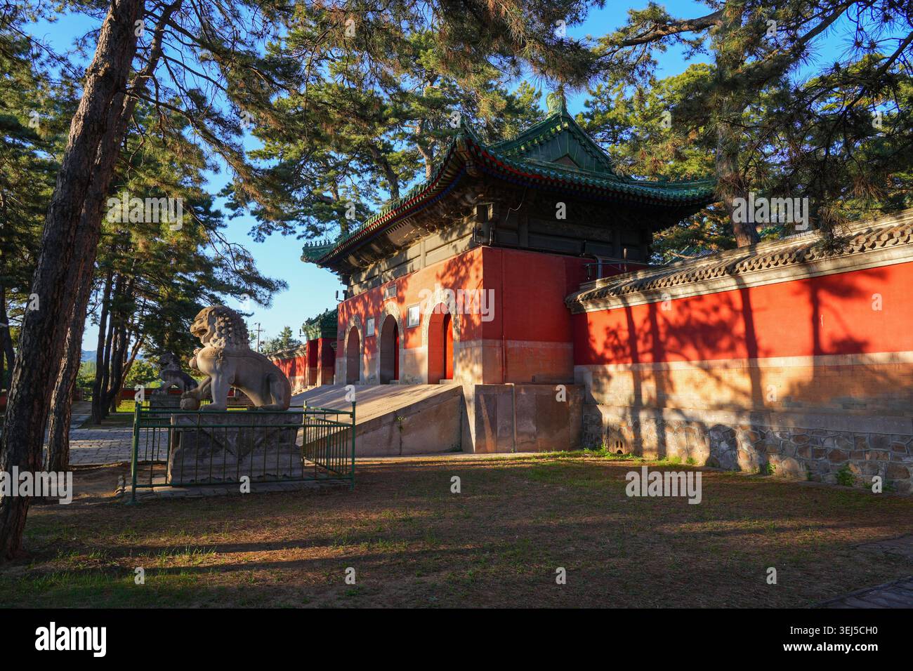 Vista laterale del tradizionale cancello d'ingresso principale e del maestoso leone guardiano in pietra al Tempio di Pule, Chengde, Hebei, Cina Foto Stock
