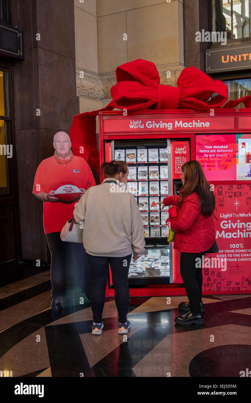 Kansas City, Missouri. Una donna mostra a un'altra persona come usare una macchina che dà luce al mondo in Union Station. I distributori automatici sono messi duri Foto Stock