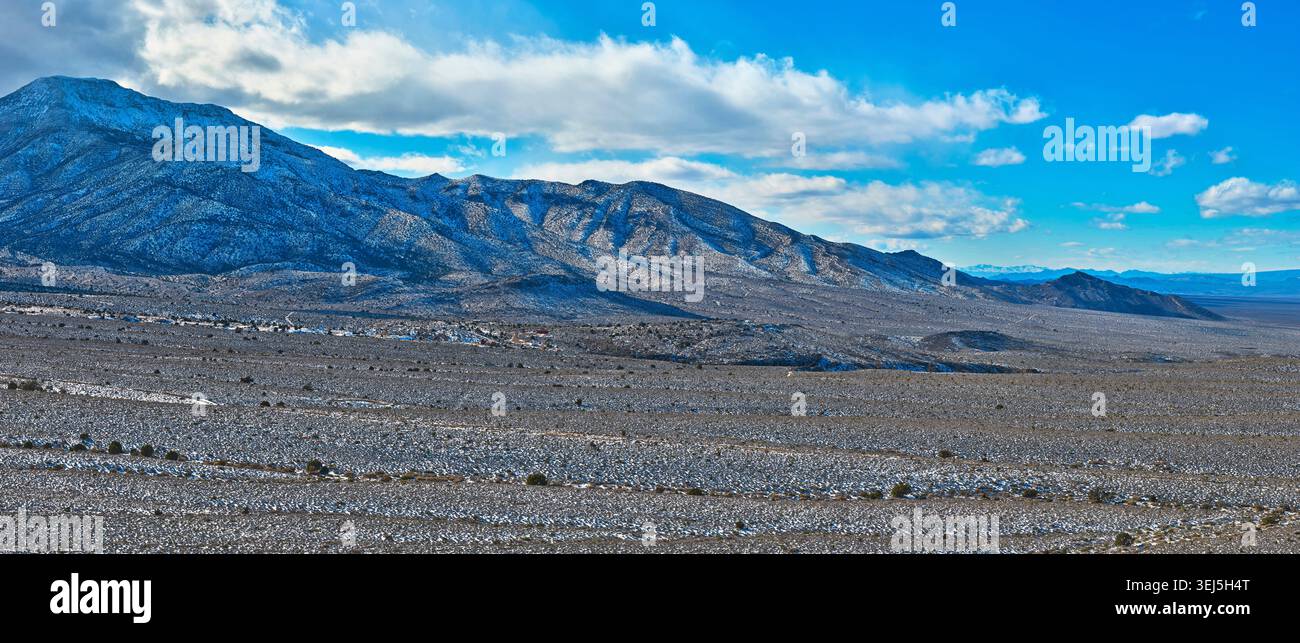 Panorama innevato Monte Charleston e Desert Landscape Nevada Wide View Foto Stock
