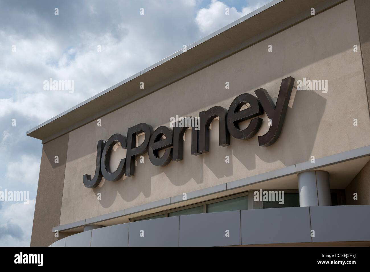 Maplewood, Minnesota. Logo della catena di grandi magazzini JC Penny. Il negozio vende un'ampia selezione di abbigliamento, calzature e mobili di marca. Foto Stock