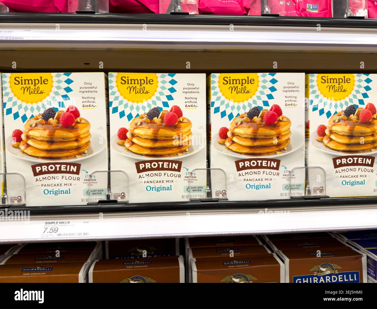 Shoreview, Minnesota. Miscela di pancake di farina di mandorle proteiche Simple Mills su uno scaffale Foto Stock