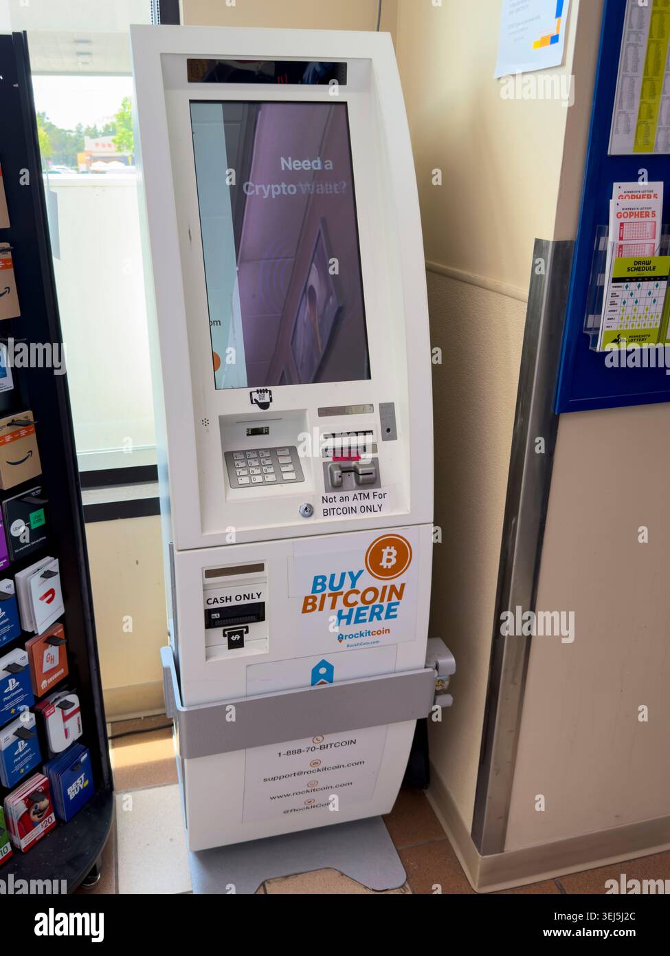 White Bear Lake, Minnesota. Macchina Bitcoin situata in una stazione di servizio Foto Stock