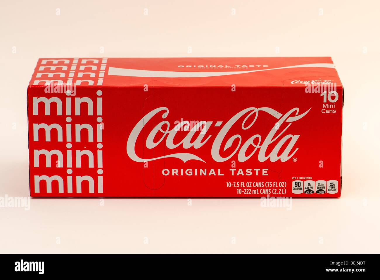 Immagine di una confezione di mini lattine Coca-Cola su sfondo bianco. Foto Stock