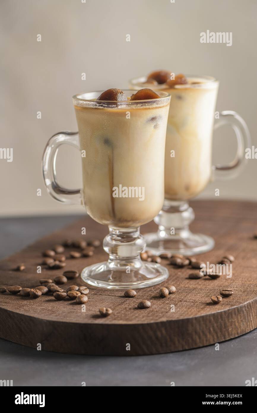 Caffè ghiacciato in vasetti di vetro sul tavolo Foto Stock
