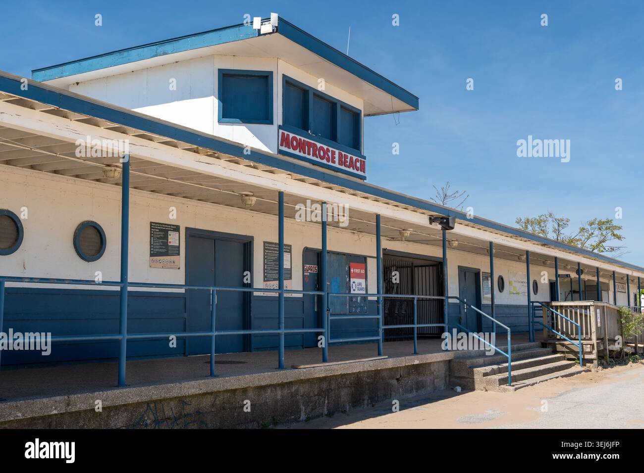 Edificio funzionale sulla spiaggia di Montrose Beach, Chicago, con cartelli di "pronto soccorso" e "bagnino", che funge da stazione di sicurezza costiera e di emergenza Foto Stock