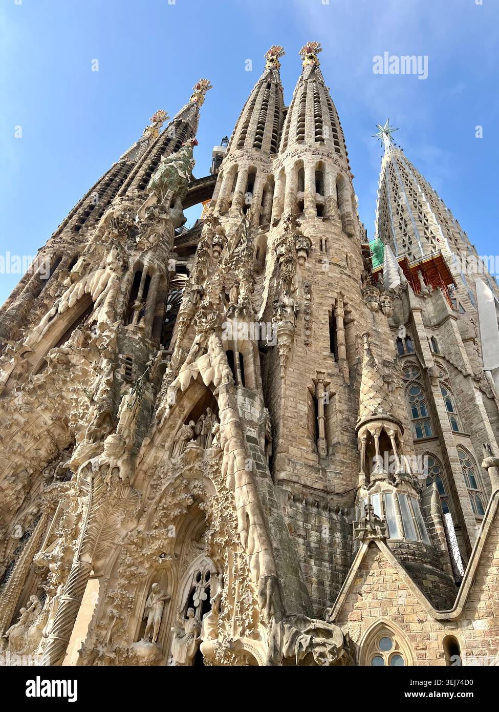 Barcellona, Spagna - 23 aprile 2026: Vista ad angolo basso della facciata e delle torri della Sagrada Familia. - Immagine stock catturata con smartphone