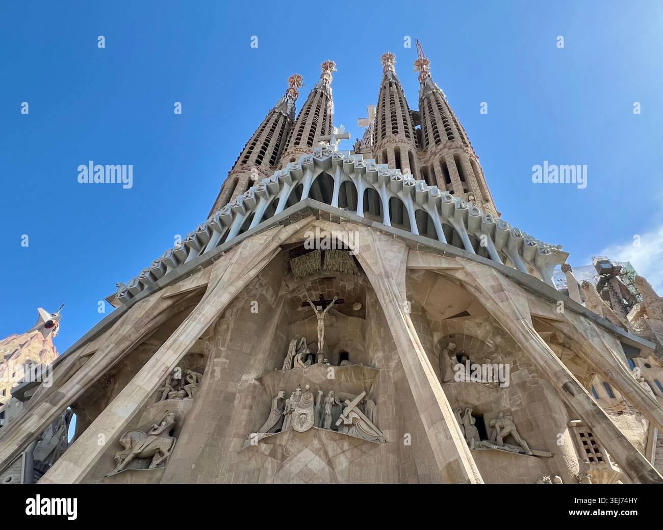 Barcellona, Spagna - 23 aprile 2026: La facciata e le torri della Sagrada Familia sorgono sopra Barcellona. - Immagine stock catturata con smartphone