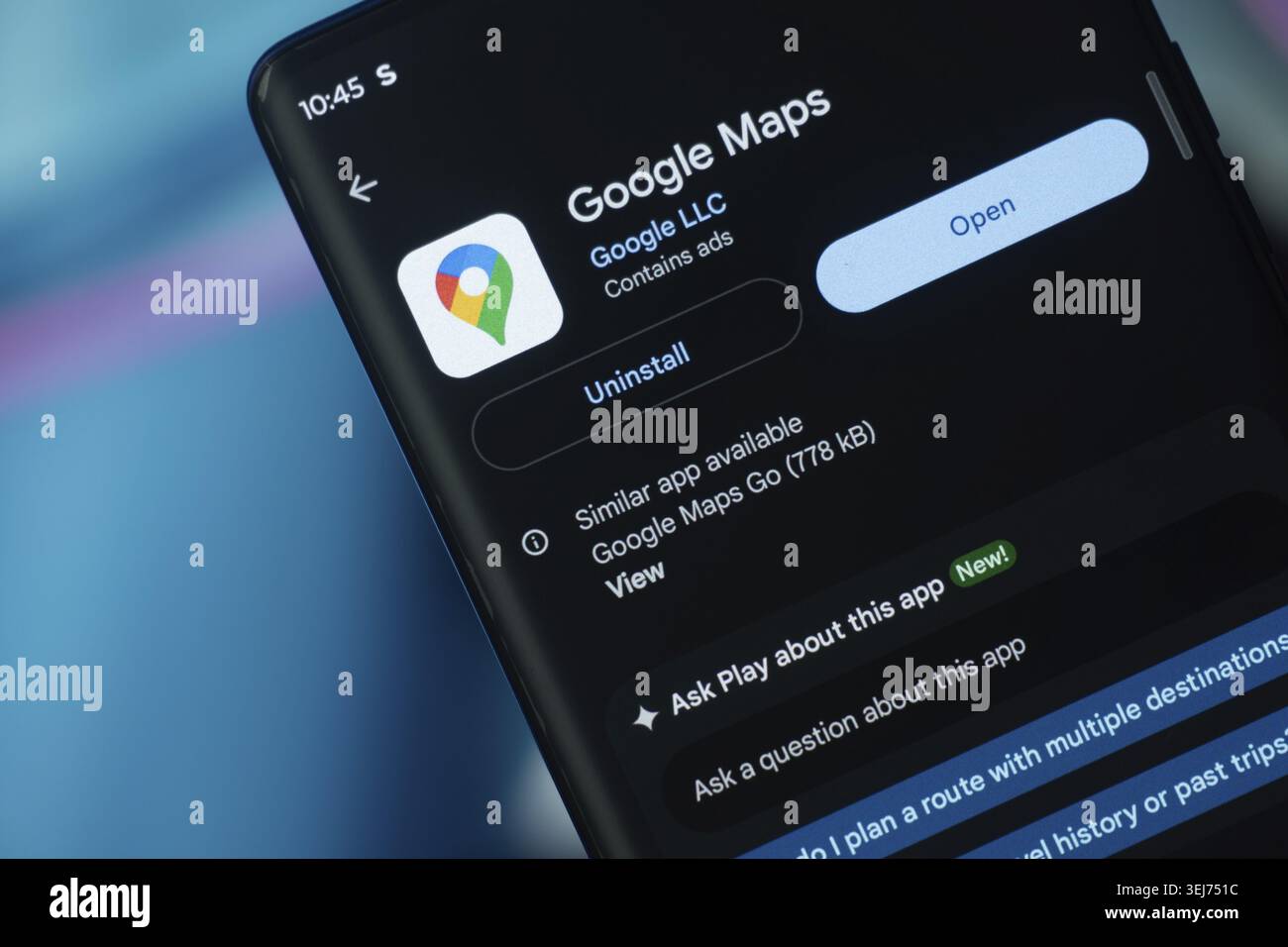 Dacca, Bangladesh, 26 anni. Dezember 2025: Die Google Maps Go App aus dem Google PlayStore wird auf einem smartphone-Bildschirm angezeigt Foto Stock