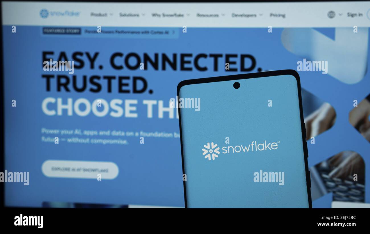Dhaka, Bangladesh, 3 maggio 2025: Il logo di una società americana di data warehousing basata su cloud è visibile su un telefono cellulare Foto Stock