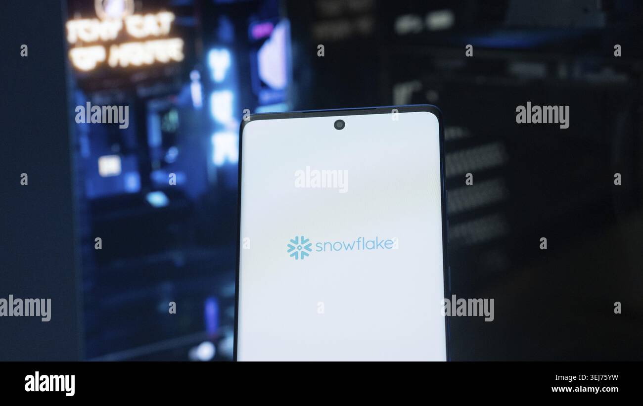 Dhaka, Bangladesh, 3 maggio 2025: Il logo di una società americana di data warehousing basata su cloud è visibile su un telefono cellulare Foto Stock