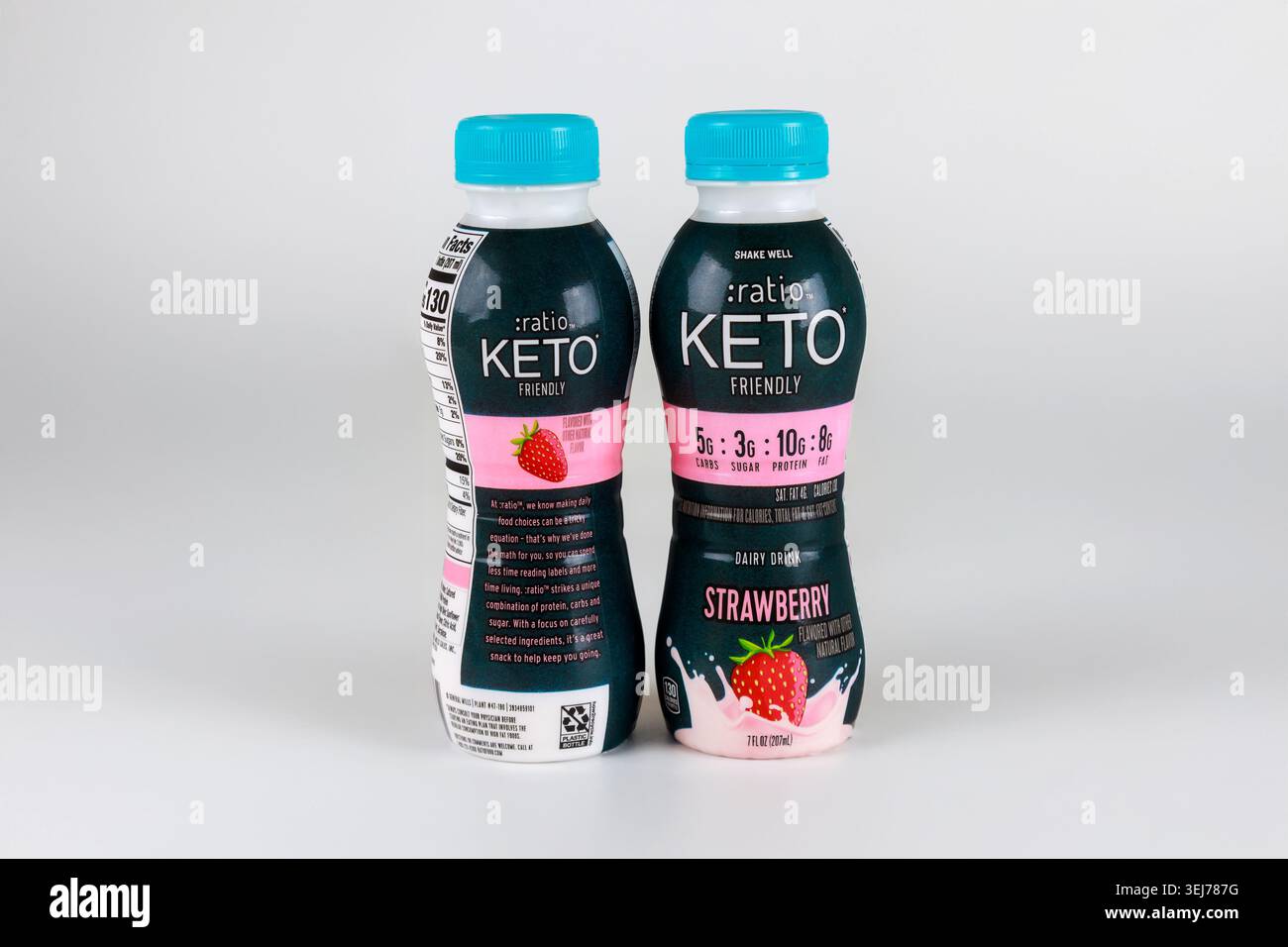 La bevanda alla fragola Keto Friendly è perfetta per uno stile di vita a basso contenuto di carboidrati, con un'elevata concentrazione di proteine e un sapore delizioso Foto Stock