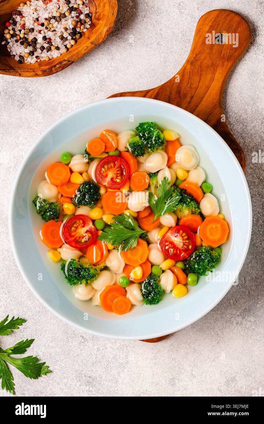 Zuppa fatta in casa con mini gnocchi e verdure. Foto Stock
