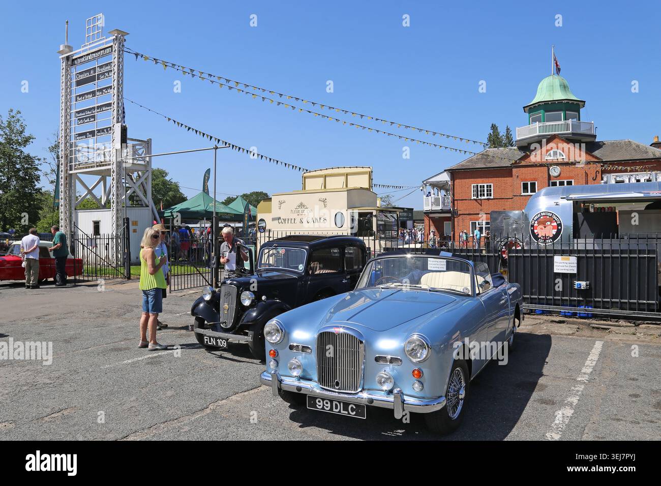 Austin Seven New Ruby ARR (1939) e Alvis TD21 S1 DHC (1961), Best of British Day, Brooklands Museum, Weybridge, Surrey, Inghilterra, Regno Unito, Europa Foto Stock