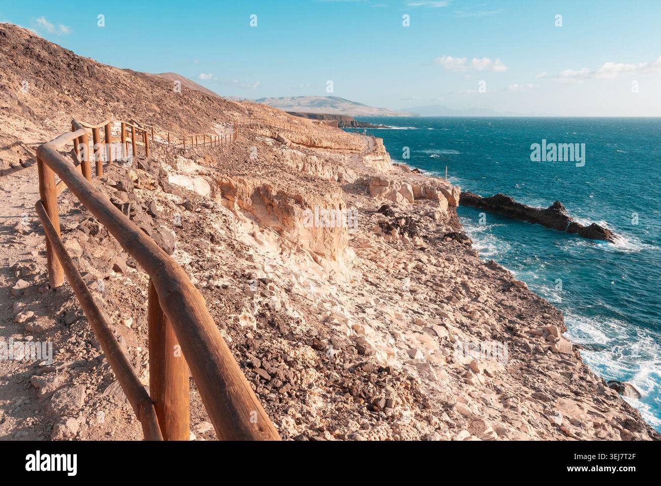 Percorso costiero di Fuerteventura che conduce lungo le scogliere dell'Oceano Atlantico Foto Stock