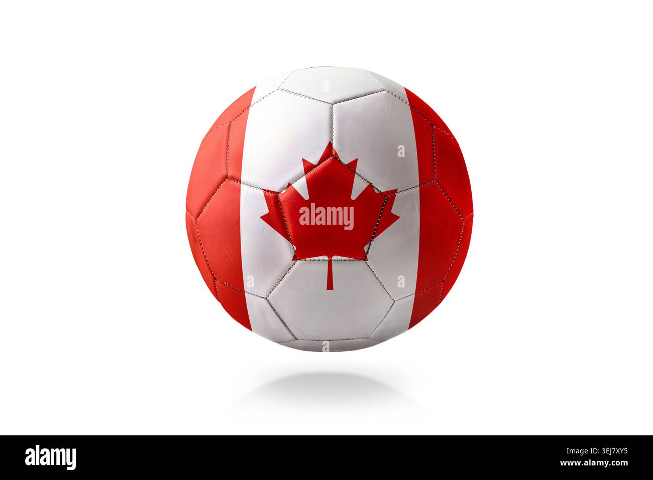 Pallone da calcio con bandiera canadese e foglia d'acero, isolato su sfondo bianco con ombra morbida. Foto Stock