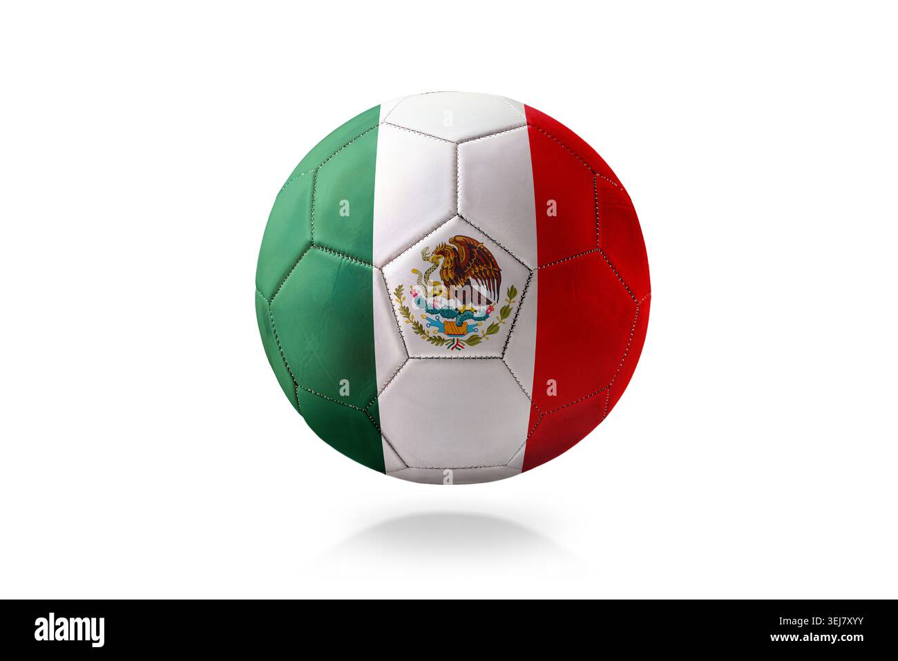 Pallone da calcio con bandiera messicana, con strisce verdi, bianche e rosse e emblema, isolato su sfondo bianco con cuciture dettagliate. Foto Stock
