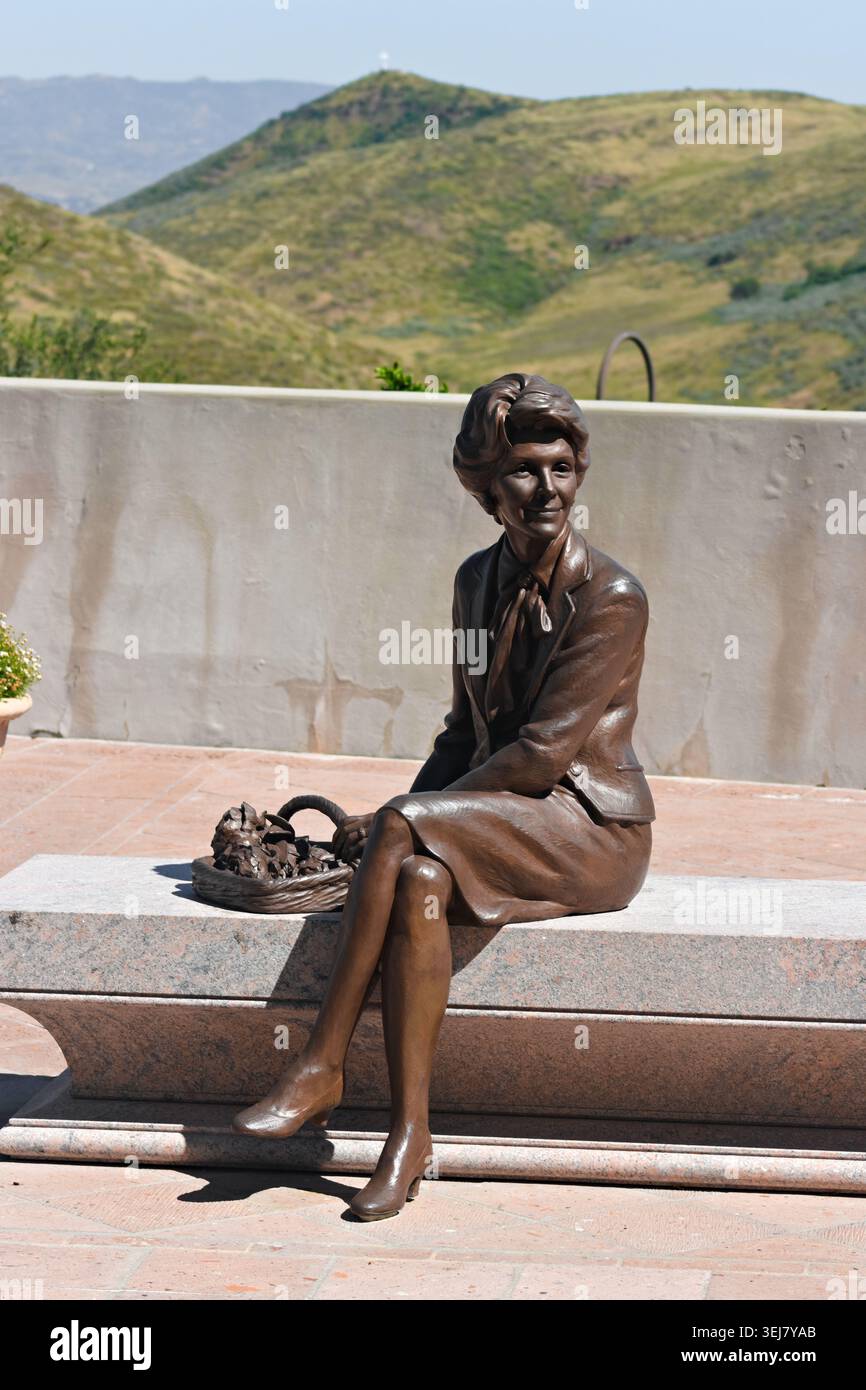 Statua in bronzo di Nancy Reagan seduta sulla biblioteca presidenziale. Foto Stock