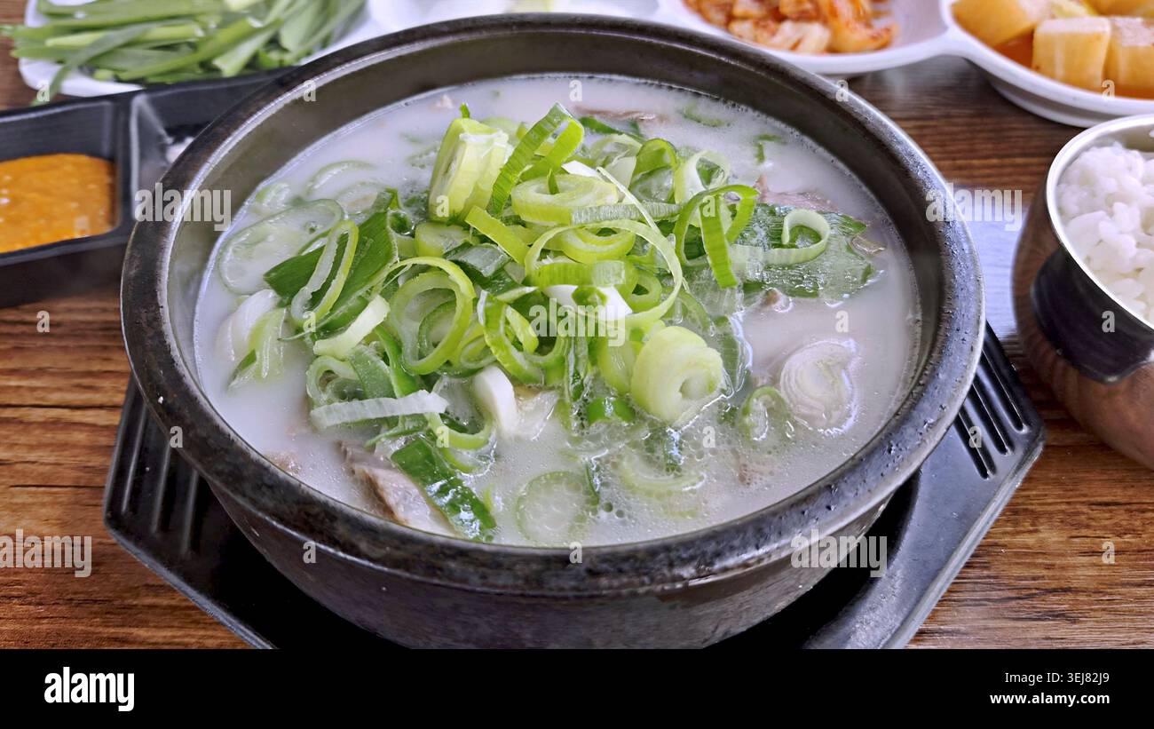 Zuppa di salsiccia coreana al vapore, Sundaeguk, in un recipiente di terracotta caldo, Ttukbaegi Foto Stock
