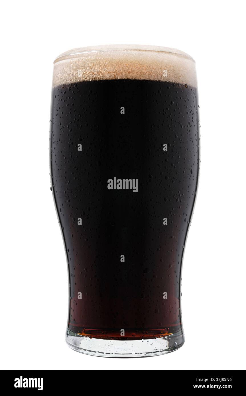 Bicchiere di birra Stout su sfondo bianco Foto Stock