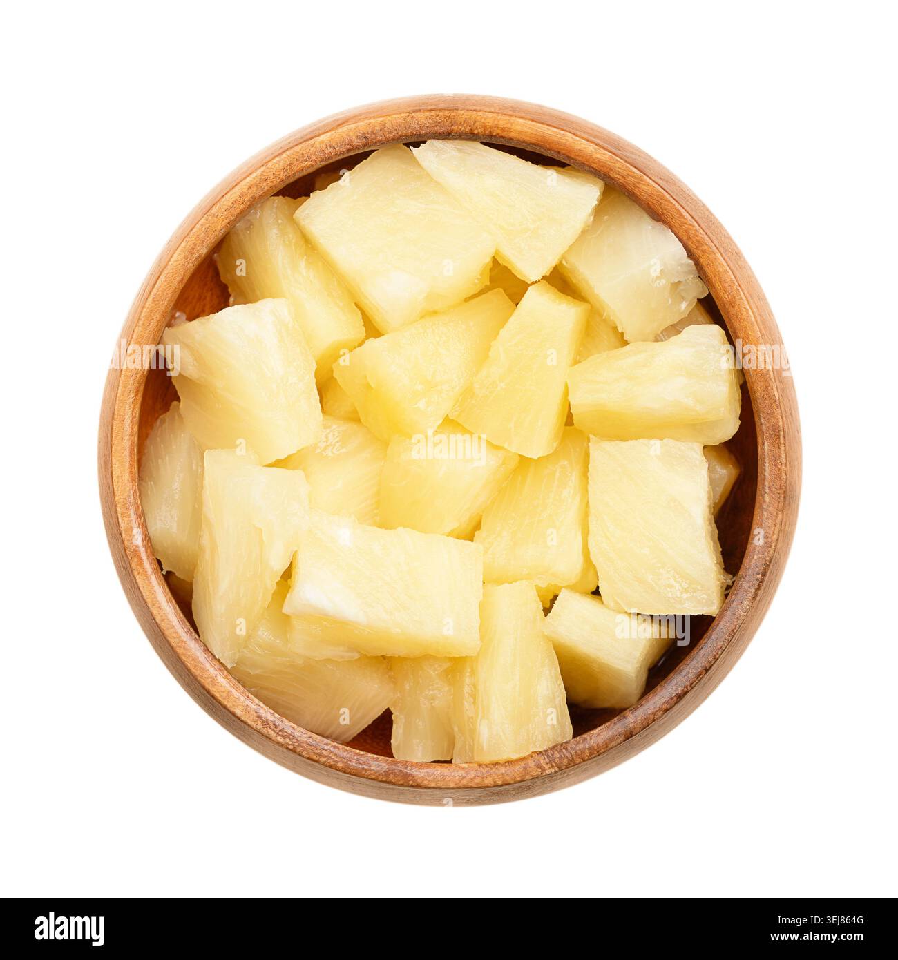 Pezzi di ananas in scatola, in una ciotola di legno. Ananas maturi, tagliati a pezzi a forma di blocco, bolliti nel proprio succo e poi stagnati. Foto Stock