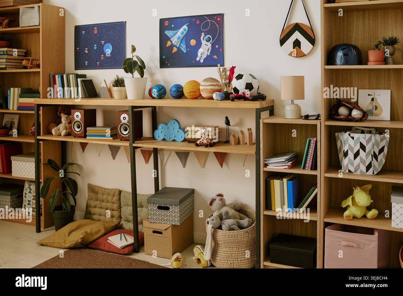 L'interno della camera per bambini offre spazio per l'apprendimento e il gioco Foto Stock
