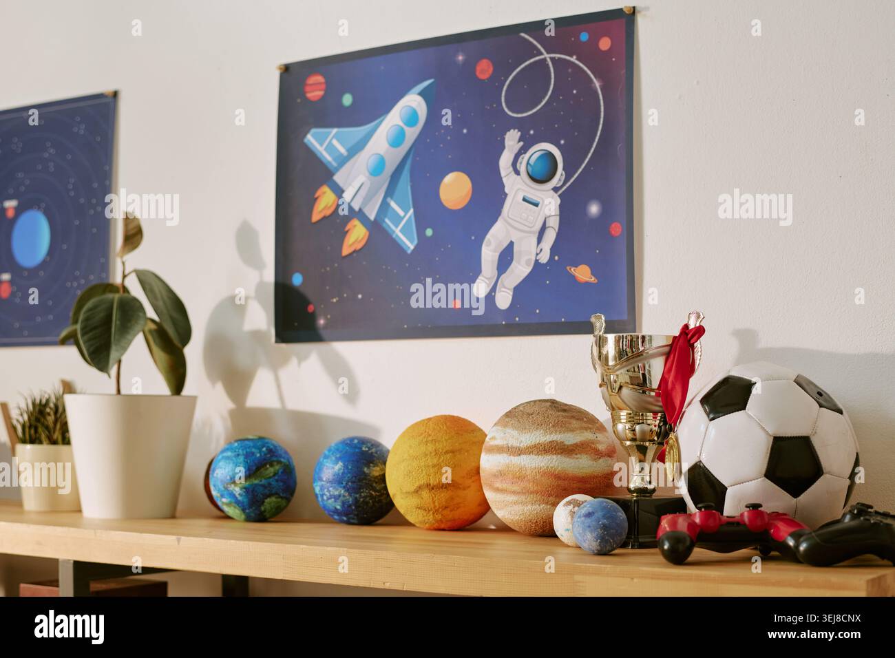 Scaffale della camera da letto per bambini con Space Toys equipaggiamento sportivo e trofeo Foto Stock