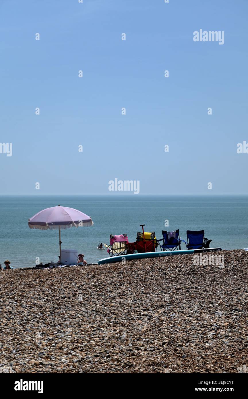 Gente che si gode una giornata di sole sulla spiaggia di Hastings, il giorno più caldo di maggio finora, 25 maggio 2026. Foto Stock