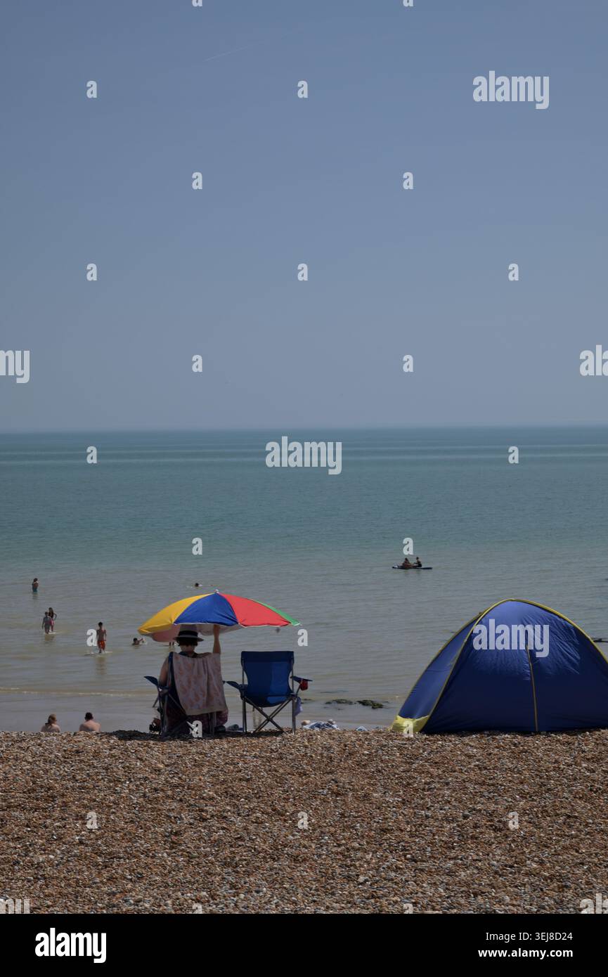 Gente che si gode una giornata di sole sulla spiaggia di Hastings, il giorno più caldo di maggio finora, 25 maggio 2026. Foto Stock