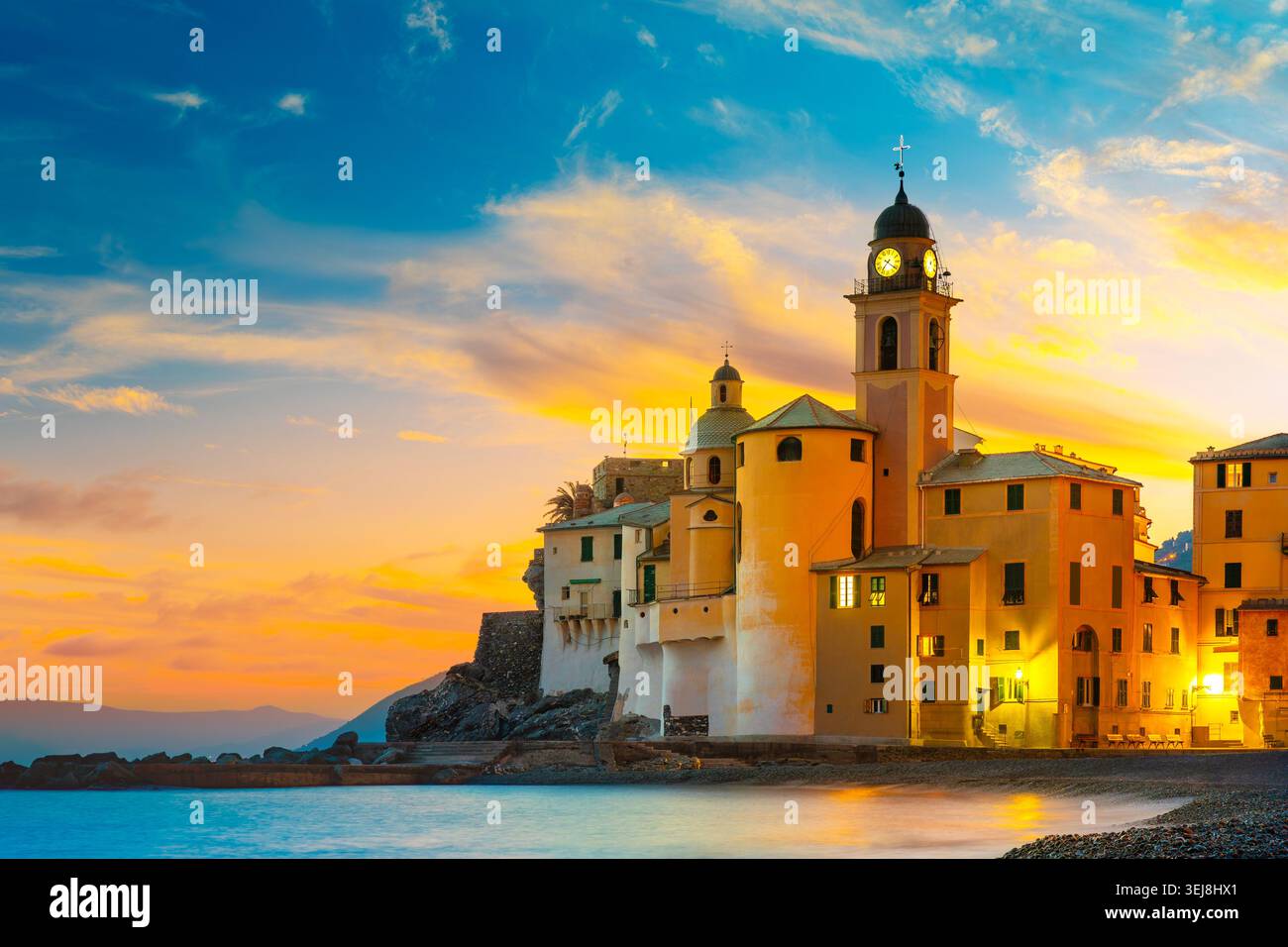 Scenic mediterraneo sulla costa azzurra. Vista panoramica della città di Camogli in Liguria, Italia Foto Stock