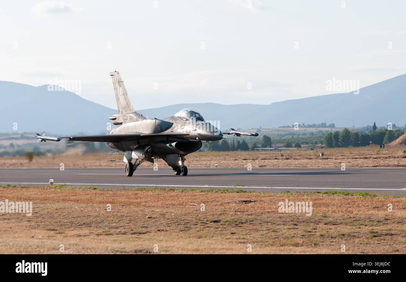 Atene, Grecia, 21 settembre 2019. Un jet fighter militare greco atterra sulla pista di un aeroporto. Atene settimana di volo Grecia Foto Stock