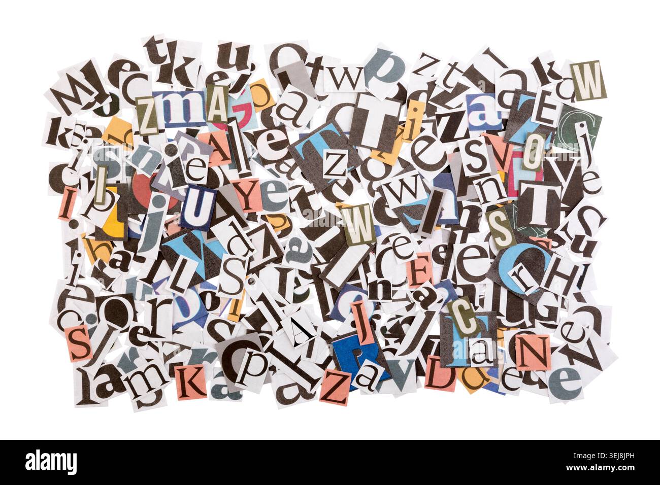 Pile di molte lettere colorate di giornali e riviste isolate su sfondo bianco con percorso di ritaglio Foto Stock
