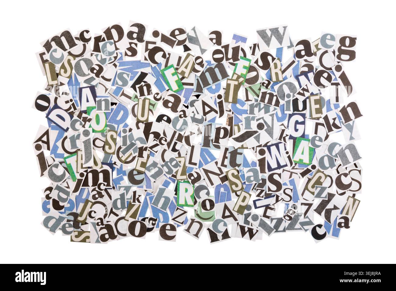 Pile di molte lettere colorate di giornali e riviste isolate su sfondo bianco con percorso di ritaglio Foto Stock